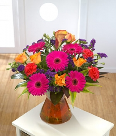 Vivacious - A bright and cheerful arrangement featuring Roses, Gerbera and Lisianthus in a vase for easy care. Hand-Tie in water.