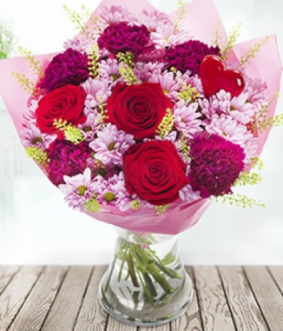Lovestruck - A fantastically romantic aquapack of mixed reds, pinks and burgundy. Red roses are the star of this show, supported by chrysanthemums and carnations.